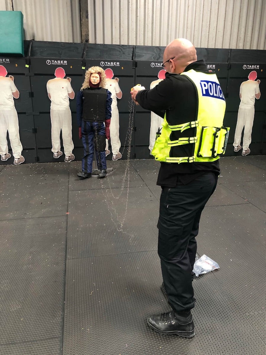 Taser träningsväst och benskydd