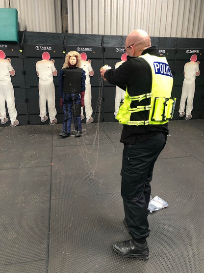 Taser träningsväst och benskydd